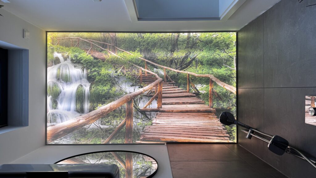 Bedruckte Lichtdecke in einem Bad.