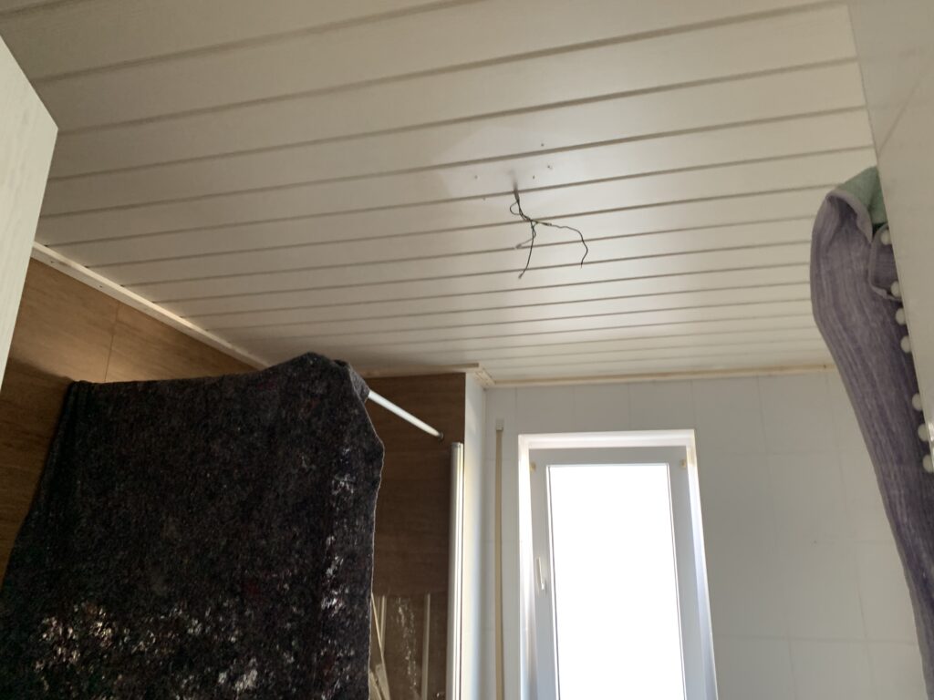 Matte Spanndecke in weiß mit vier Einbaustrahlern in einem Bad - vorher.