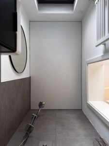 Satin Spanndecke in weiß verbaut in einem Gäste-WC.