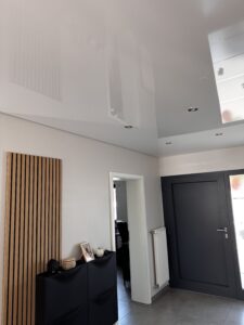 Weiße Lackspanndecke im Eingangsbereich mit Einbaustrahler.