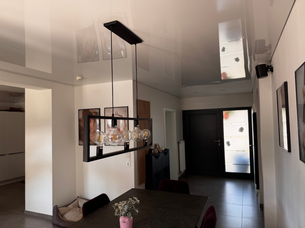 Ausstellung_Esszimmer_3 Weiße Lackspanndecke im Esszimmer und Eingangsbereich mit Deckenleuchte und Einbaustrahler.