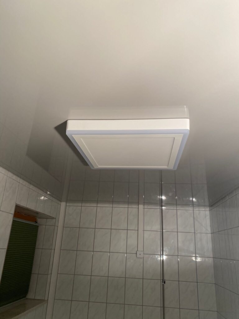 Graue Lackspanndecke mit RGBW Deckenleuchte in einem Kellerbad in Trebur