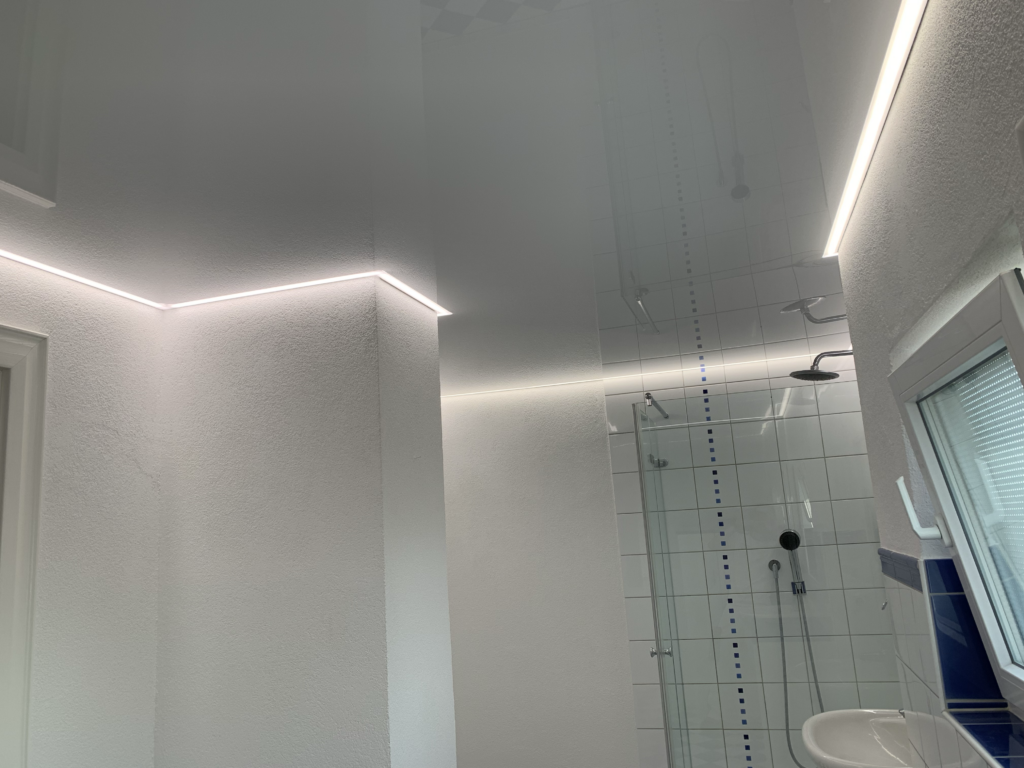 1_Lackspanndecke_weiß_Bad_LED_Beleuchtung_Trebur