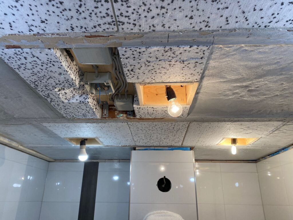 1_Vorher_Styropordecke Decke vor Montage eine weißen matten Spanndecke mit neutralweißer LED-Beleuchtung in der Schattenfuge und LED-Einbaustrahler in einem Bad in Bauschheim