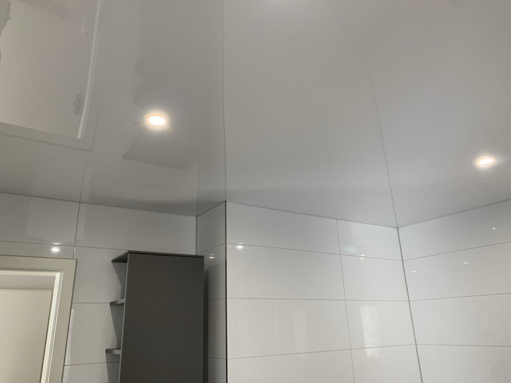 2_Lackspanndecke_Weiß_Bad_LED_Einbaustrahler_Gernsheim
