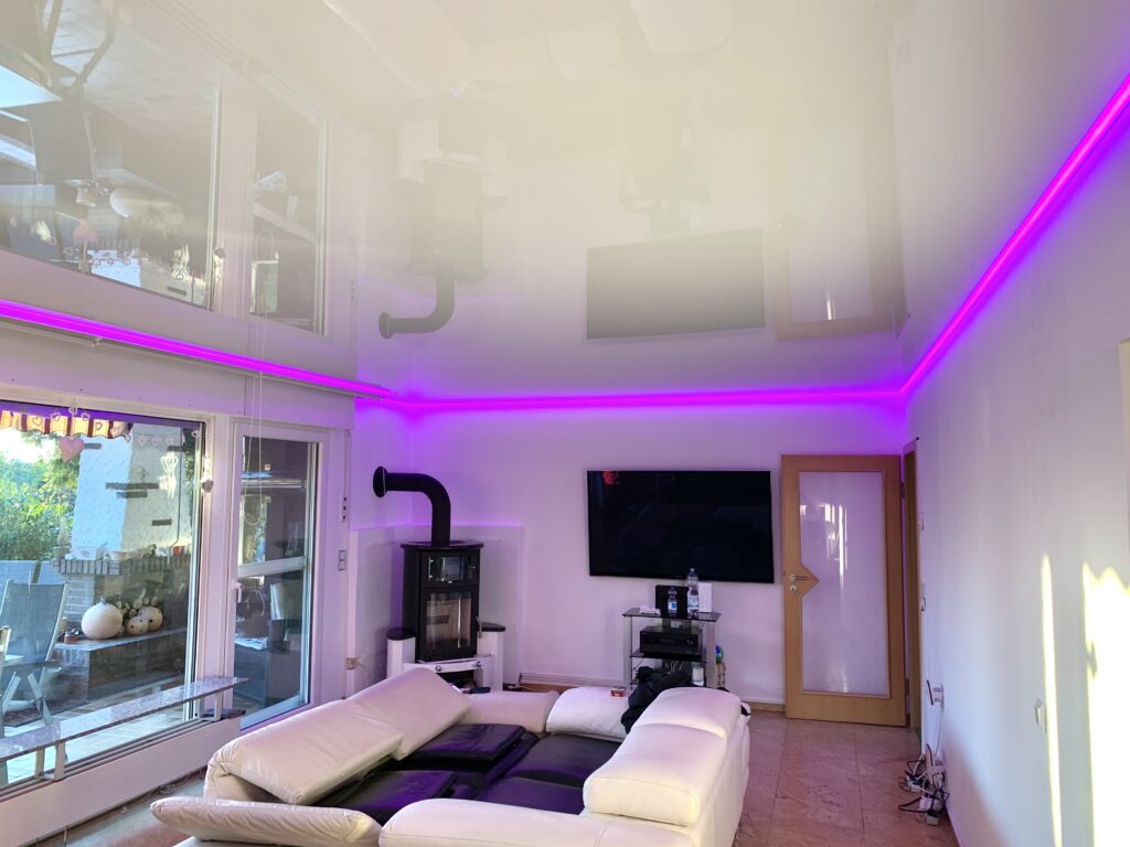 Weiße Lackspanndecke mit RGBW LED-Beleuchtung in einem wohnzimmer