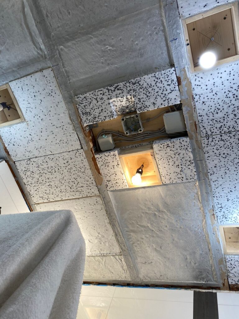 2_Vorher_Styropordecke Decke vor Montage eine weißen matten Spanndecke mit neutralweißer LED-Beleuchtung in der Schattenfuge und LED-Einbaustrahler in einem Bad in Bauschheim