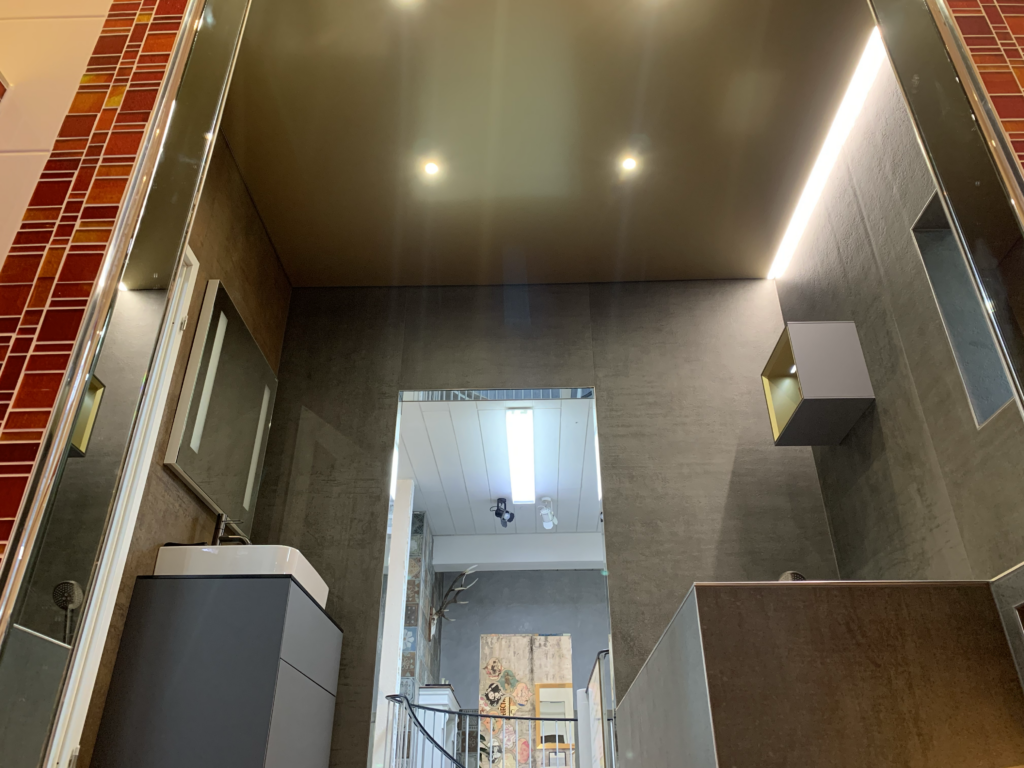 3_Spanndecke_Gold_metallic_LED-Beleuchtung_Schattenfuge_LED_Einbaustrahler_Darmstadt Spanndecke in Gold Metallic mit warmweißer LED-Beleuchtung in der Schattenfuge und LED Einbaustrahler in einer Fliesenausstellung in Darmstadt