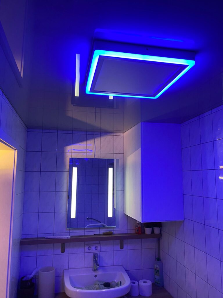 Graue Lackspanndecke mit RGBW Deckenleuchte in einem Kellerbad in Trebur
