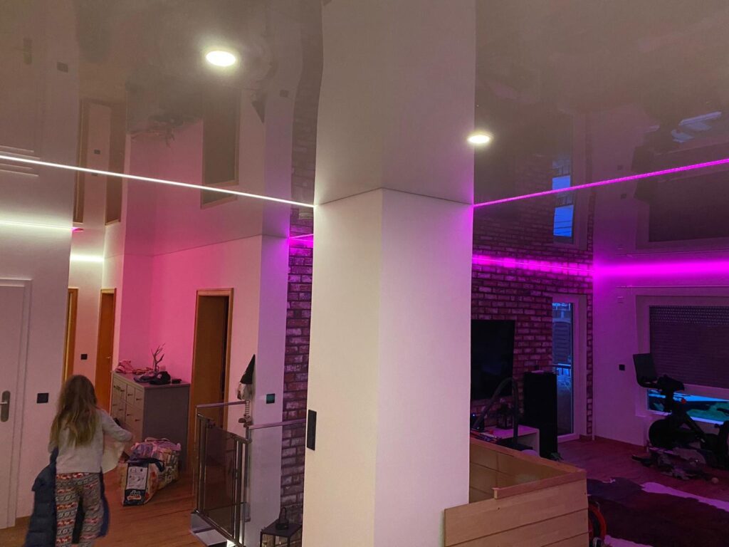 Lackspanndecke mit Lichtlinien zur Trennung von Räumen