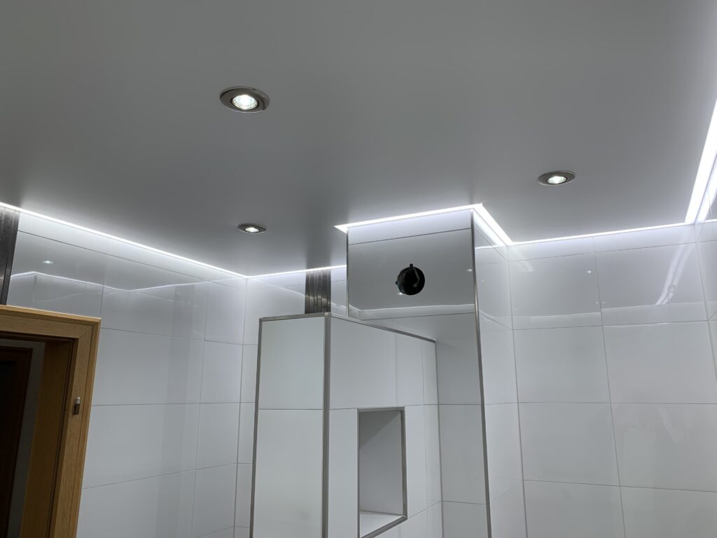 Matte Spanndecke in einem Bad mit LED Einbaustrahler und LED-Beleuchtung in der Schattenfuge