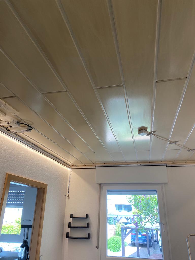 Vorher_Esszimmer_Deckenpaneele Decke vor Montage eine weißen Satin Spanndecke mit warmweißer LED-Beleuchtung in der Schattenfuge in einem Esszimmer