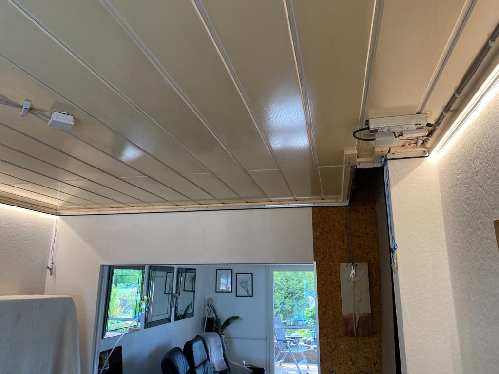 Vorher_Esszimmer_Deckenpaneele_2 Decke vor Montage eine weißen Satin Spanndecke mit warmweißer LED-Beleuchtung in der Schattenfuge in einem Esszimmer