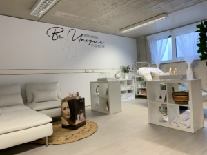 Bedruckte Spanndecke als Wandgestaltung im Kosmetikstudio in Nauheim