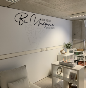 Bedruckte Spanndecke als Wandgestaltung im Kosmetikstudio in Nauheim