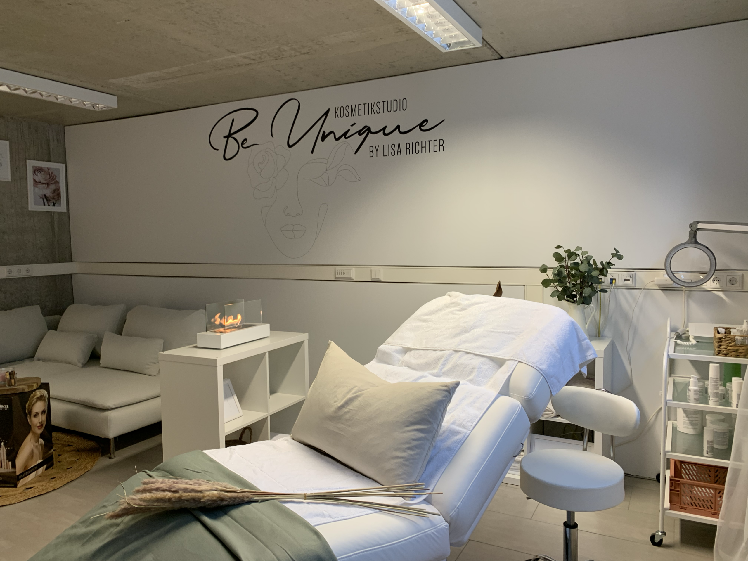 Bedruckte Spanndecke als Wandgestaltung im Kosmetikstudio in Nauheim