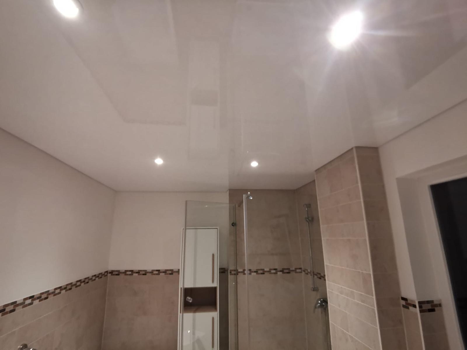 Weiße Lackspanndecke mit LED-Einbaustrahler in einem Bad in Trebur.