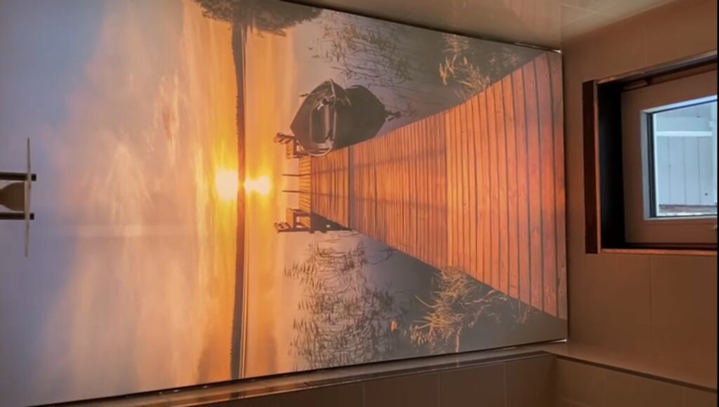 Bedruckte Lichtdecke mit Sonnenuntergangsmotiv in einem Gäste-WC in Nauheim.