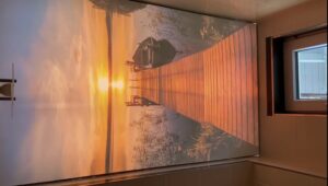Bedruckte Lichtdecke mit Sonnenuntergangsmotiv in einem Gäste-WC in Nauheim.