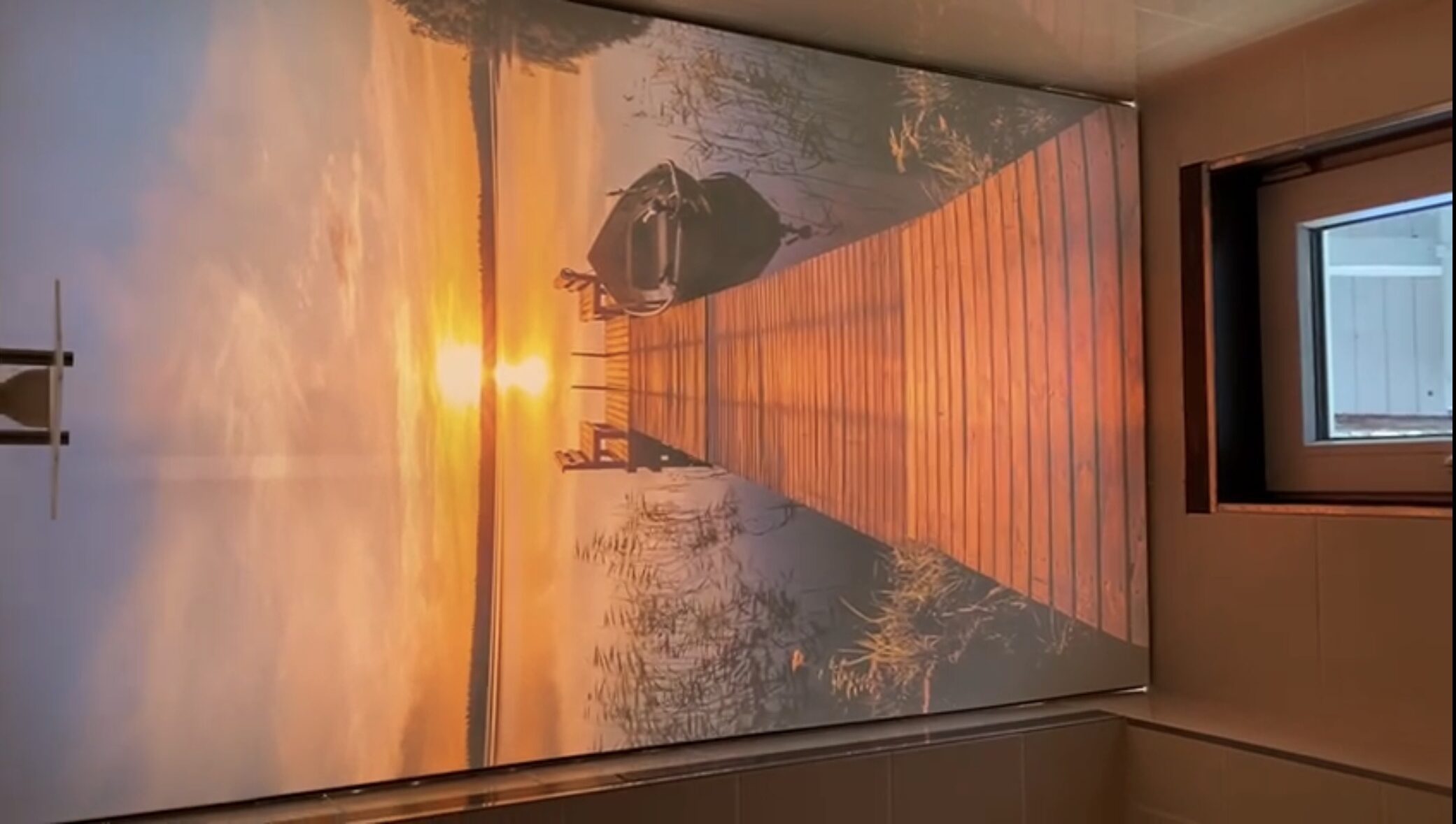 Bedruckte Lichtdecke mit Sonnenuntergangsmotiv in einem Gäste-WC in Nauheim.