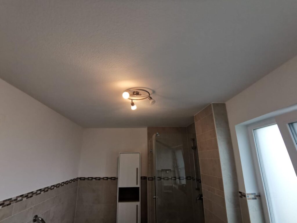 Vorher Bild (Betondecke mit einer Deckenleucht) der Montage der weißen Lackspanndecke mit LED-Einbaustrahler in einem Bad in Trebur.
