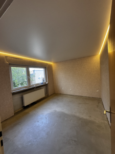 Weißes Esszimmer in Trebur mit matter Spanndecke und warmweißer LED-Beleuchtung in der Schattenfuge auf zwei Seiten.