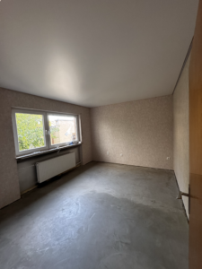 Fertige weiße matte Spanndecke in einem Esszimmer bei ausgeschalteter LED-Beleuchtung.