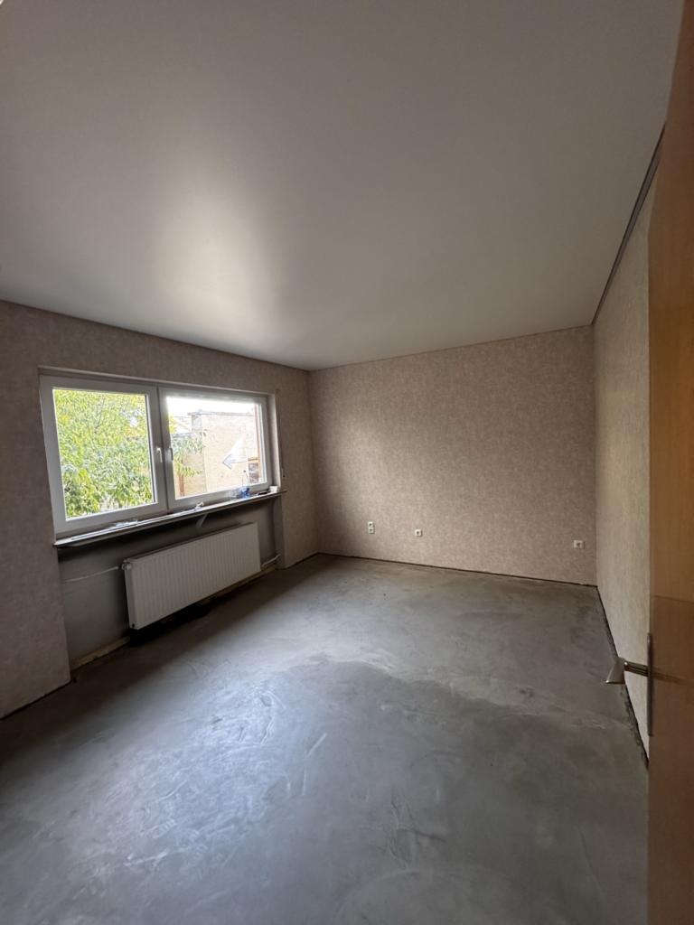 Matte_Spanndecke_Esszimmer_Indirekte_Beleuchtung_Trebur_1 Fertige weiße matte Spanndecke in einem Esszimmer bei ausgeschalteter LED-Beleuchtung.