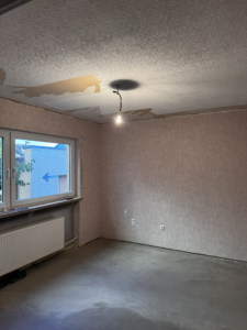 Esszimmer vor der Montage mit unruhiger und teilweise freigelegter ursprünglicher Deckenfläche.