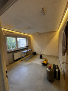 Esszimmer während der Montage der Spanndecke mit bereits eingeschalteter warmweißer LED-Beleuchtung.