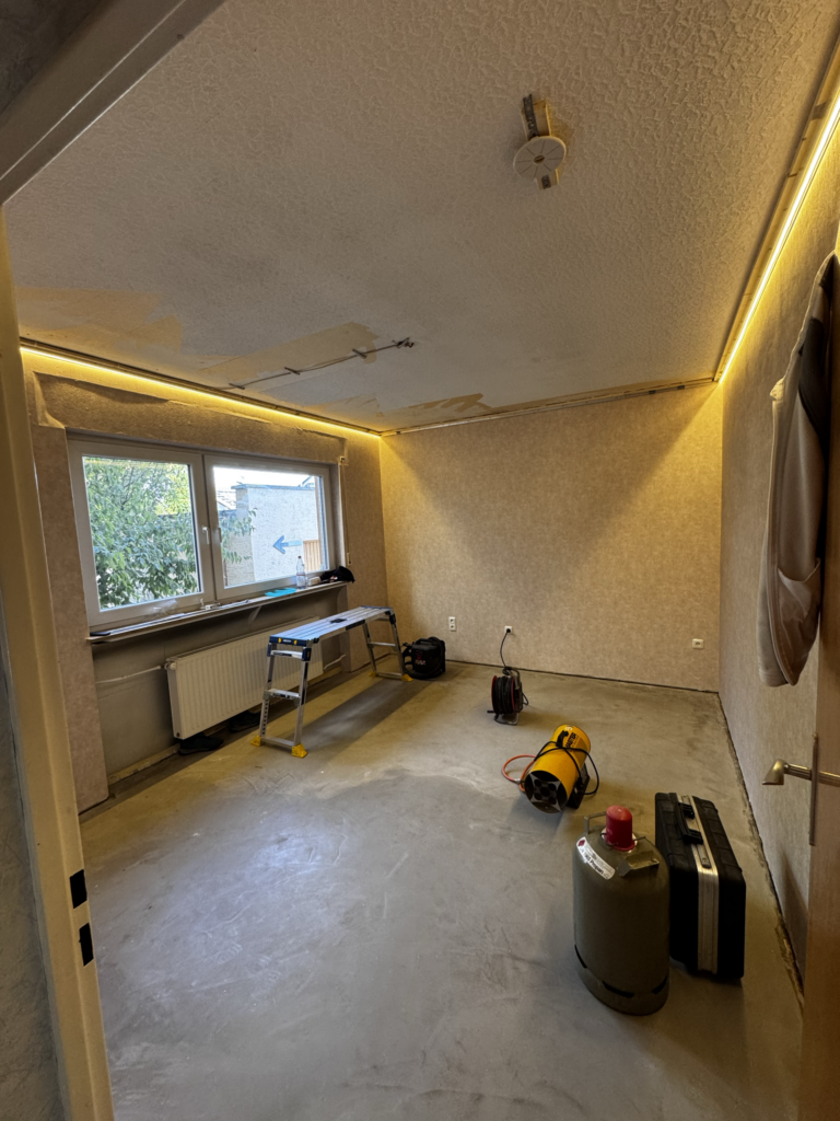Matte_Spanndecke_Esszimmer_Indirekte_Beleuchtung_Trebur_4 Esszimmer während der Montage der Spanndecke mit bereits eingeschalteter warmweißer LED-Beleuchtung.